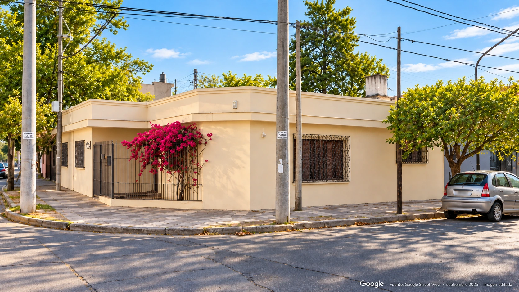 Frente de la casa en esquina de Pueyrredón y Arenales, con fachada crema y buganvillas; imagen editada